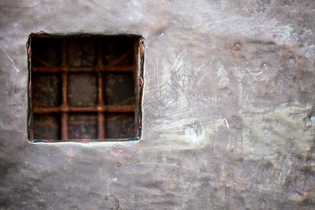 单元格窗口底灰色格子金属皮质壁门内有铁板条图片
