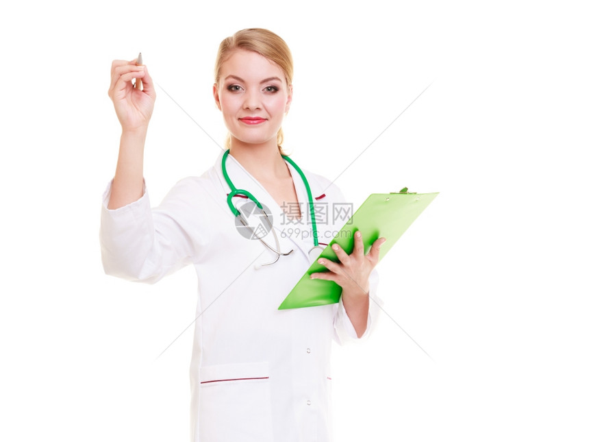 妇女穿白色实验室大衣和听诊器的肖像医生用剪贴板笔被隔离医疗人员负责保险图片