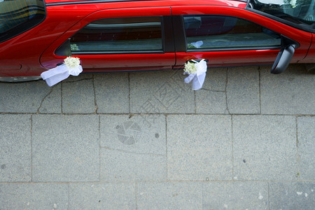 礼仪用的红色车婚礼装饰了花束饰品图片