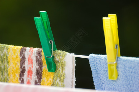晒衣绳清洁湿洗衣毛巾帽挂在户外的绳上干燥背景