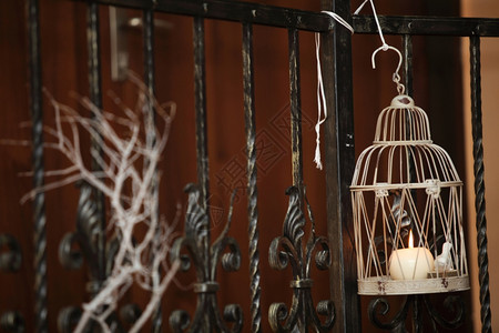 装饰蜡烛架烧着灯和树枝装饰一个房间图片