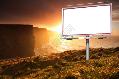 莫负韶华海报夜空的白广告牌供你做在Clare爱尔兰公司日落时Moher的著名悬崖背景