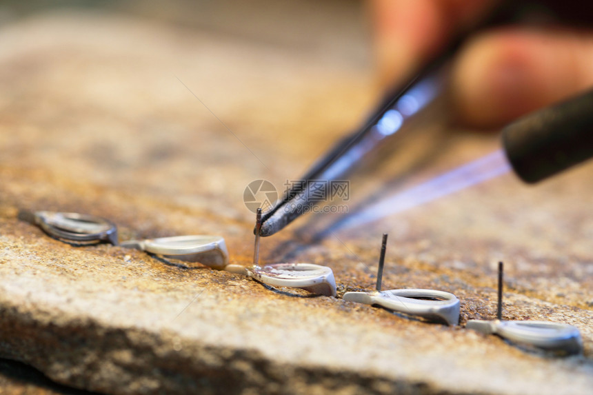 珠宝商在工作时的手银焊黄金匠在打工和焊接图片