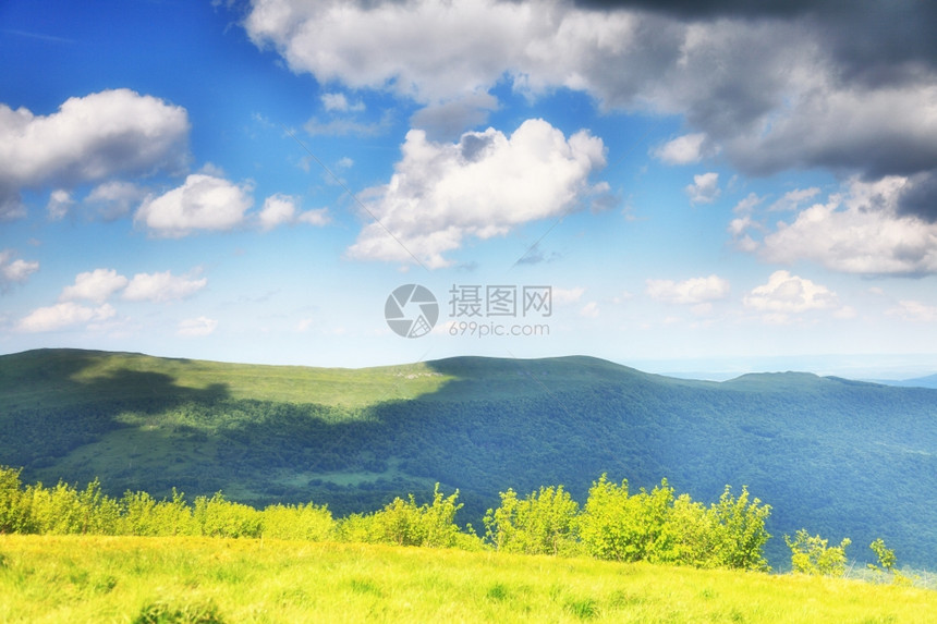 山中美丽的夏日风景蓝天空云布兹扎迪波兰图片
