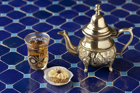 摩洛哥茶和饼干在马赛克牌桌上图片
