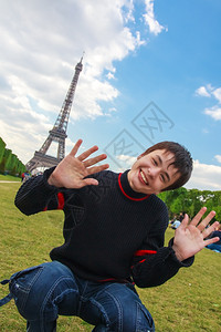 在巴黎的Eiffel铁塔前拍照图片