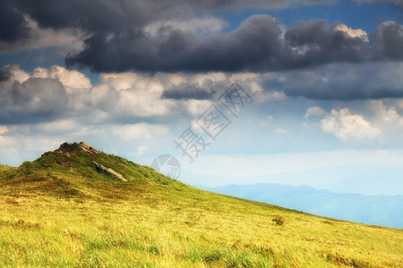 比斯扎迪山丘美丽的夏季风景在山的黑暗天空中乌云布兹扎迪波兰背景