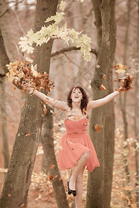 在秋天公园或森林里玩着叶子乐图片
