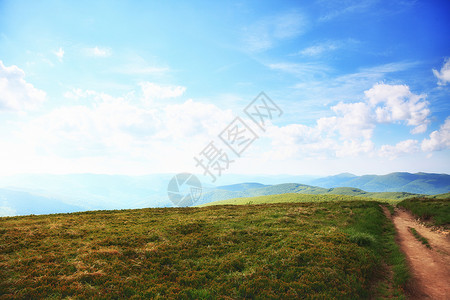 穿过青草的山丘蓝色天空云层布兹扎迪波兰高清图片