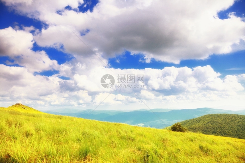 山中美丽的夏日风景蓝天空云布兹扎迪波兰图片