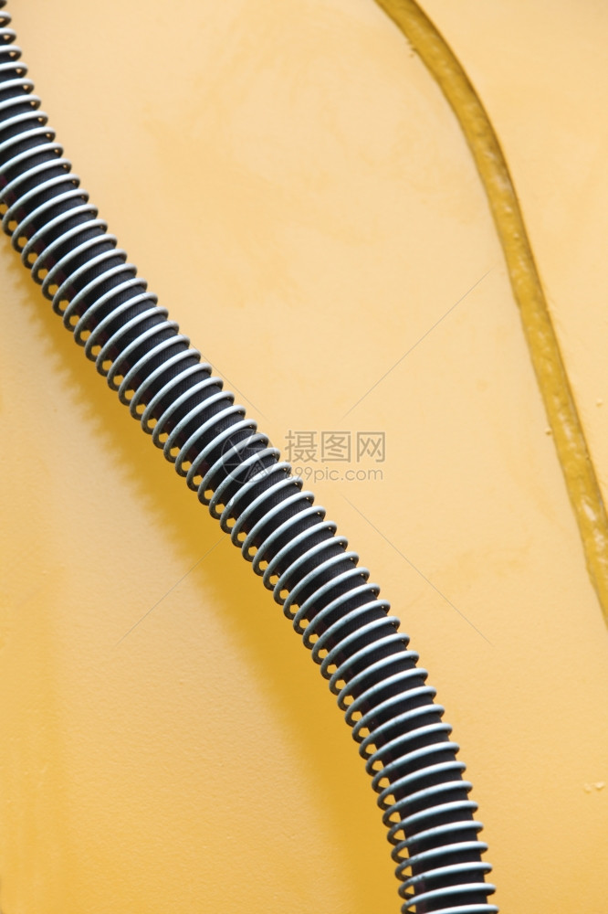 机械软管在不锈钢工业细节上的水力连接图片