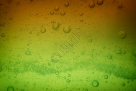 含肥皂泡的绿色棕抽象模糊液体背景图片