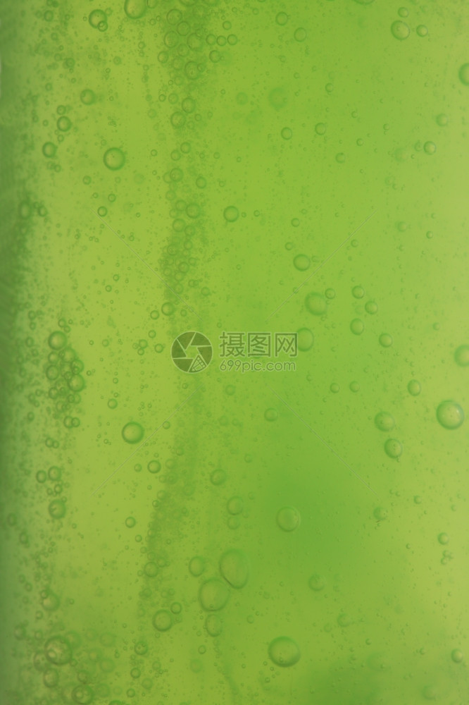 含有肥皂泡沫的绿色抽象模糊液体背景图片