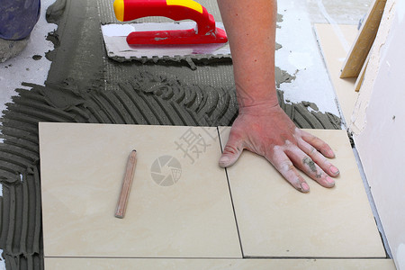 房屋改良翻新建筑工人砖铺瓦瓷地板粘合加迫击背景