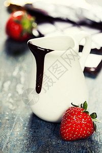 美味的丰富和厚巧克力酱放在一个大壶和各种巧克力中食物和饮料图片