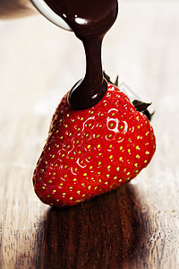 草莓和巧克力糖浆甜点图片