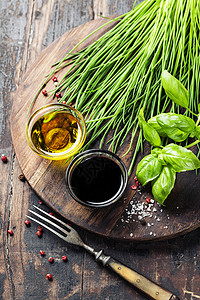 木板上的草药和香料烹饪健康或素食品概念图片