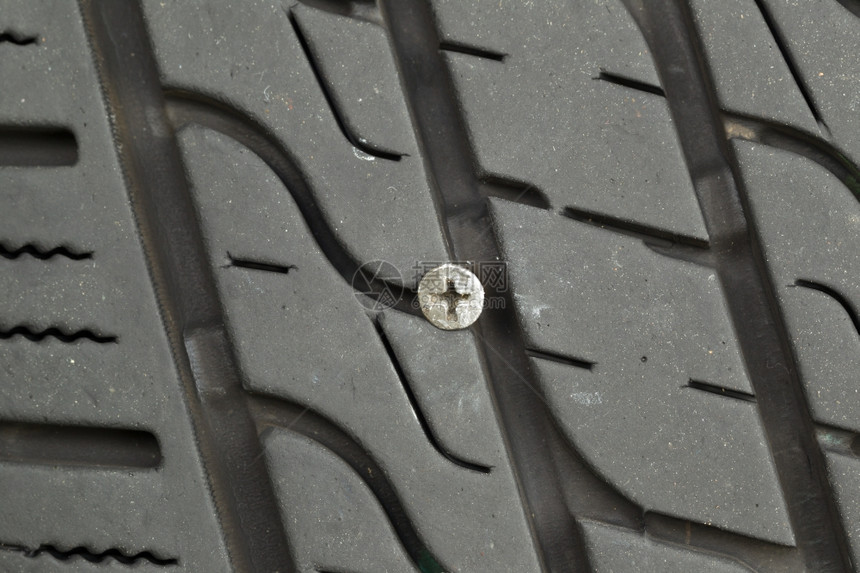 车胎迹中嵌入的木头螺丝横向切合相片xAxA图片
