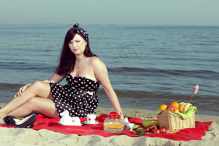 野餐沙滩上复古的女人夏天图片