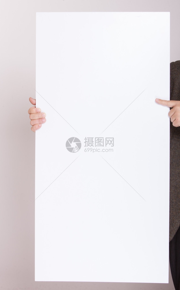 广告概念商人手持空白签名的广告牌指向文字空间男手拿着白旗图片