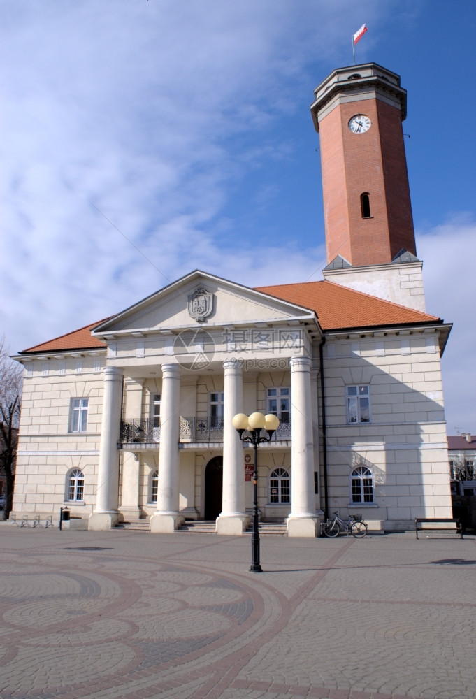 历史市政厅时钟塔挂着油旗波兰图片