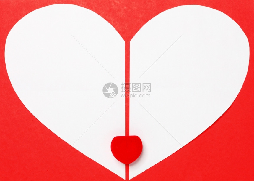 红色背景的白心纸带有天鹅绒心形礼品盒Valentine日或假贺卡心脏符号框图片