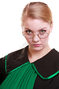 年轻女律师身着经典抛光波兰白色背景孤立的黑绿袍图片