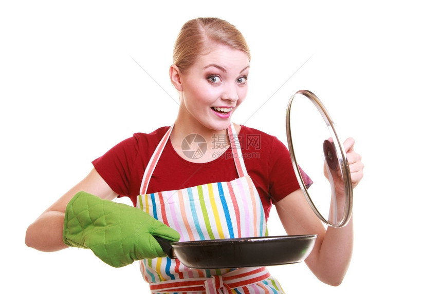 快乐的家庭主妇或厨师身着多彩的厨房围裙手电板煎锅孤立的演播室拍摄图片