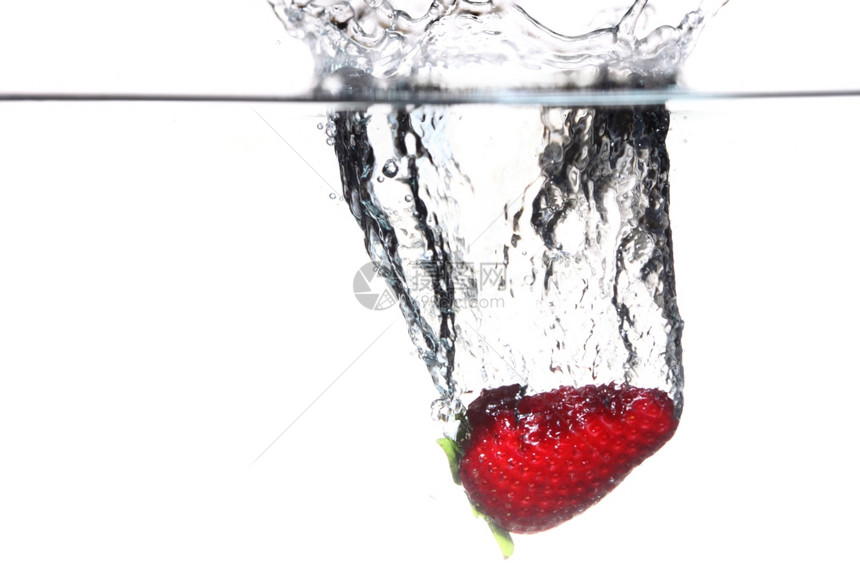 白底的草莓在水中喷洒健康的食物和活生图片
