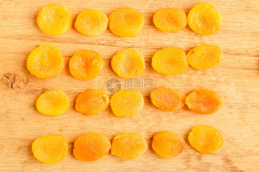 健康的营养饮食干燥的杏仁放在木桌背景上图片