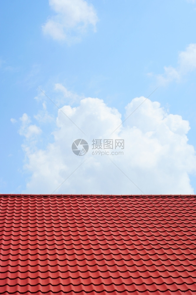 红色屋顶和蓝天空图片