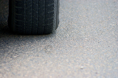 轮胎印记在路上的轮胎背景