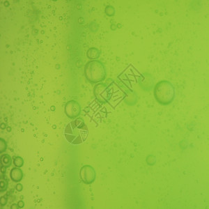 绿色抽象的含肥皂泡模糊液体背景背景图片