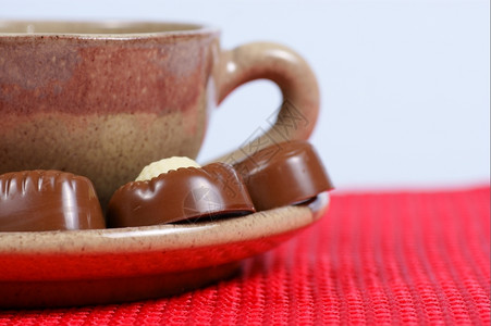 一杯热饮料咖啡或茶和巧克力图片