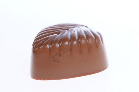白色背景的巧克力树脂美味的黑巧克力和牛奶树脂背景图片