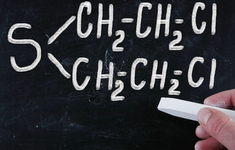 黑板上的化学公式图片