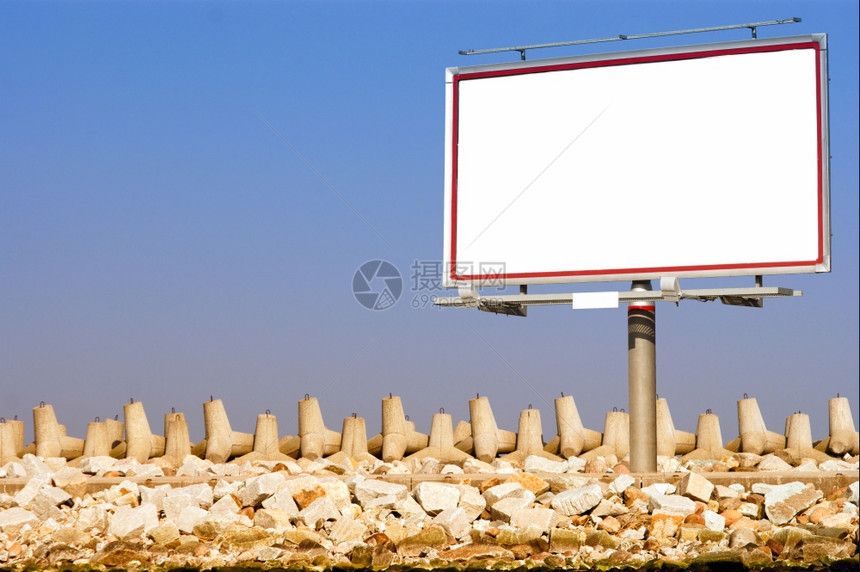 空白广告牌空间供您在断水和天空背景上的广告使用图片