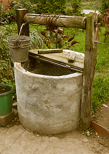 古老的腐烂水井在南花园农村风景图片