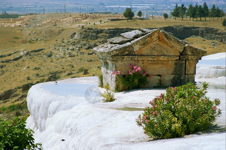 赫拉波利斯和帕穆克卡莱土耳其希拉波利斯的帕穆卡莱Pamukkale带水的墓穴和阳台背景