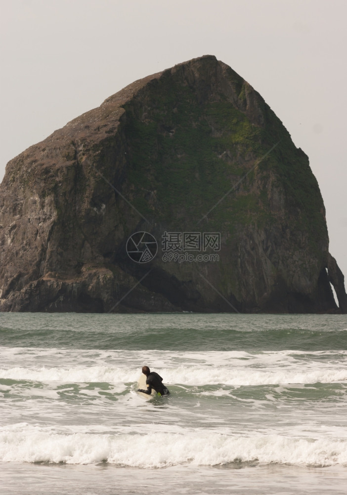 垂直构成男冲浪者试图捕捉西海岸的浪图片