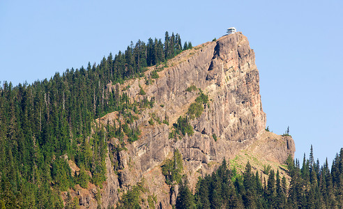 尖山脊有一座历史建筑用于点火背景图片
