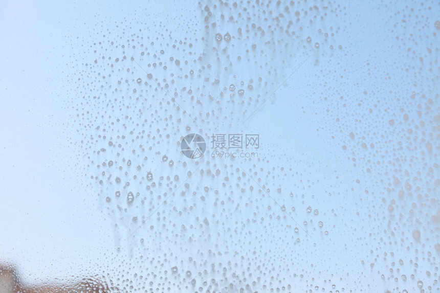 窗帘上放着水用喷雾洗涤剂清窗户帘上放玻璃清洁剂图片