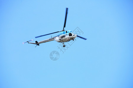救援直升机在蓝天空中飞行图片