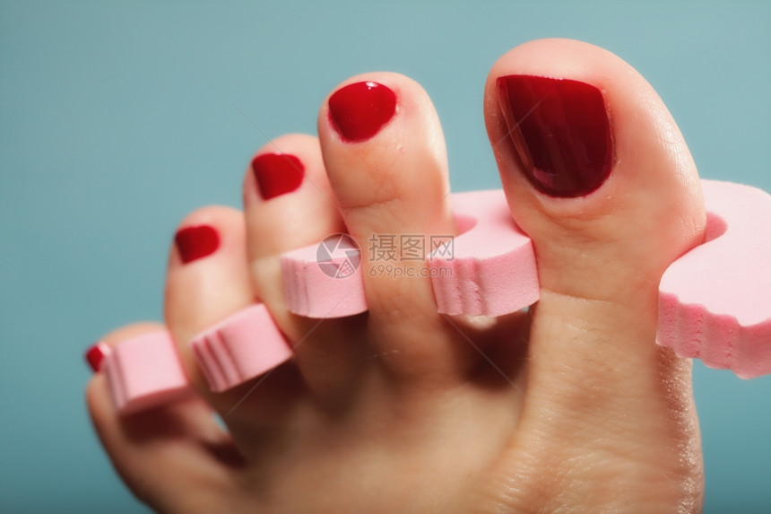 使用女脚指甲39粉红色脚趾甲分隔器蓝色背景图片