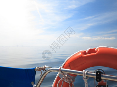 救红色生艇员在帆船和蓝天黄海上保护环背景