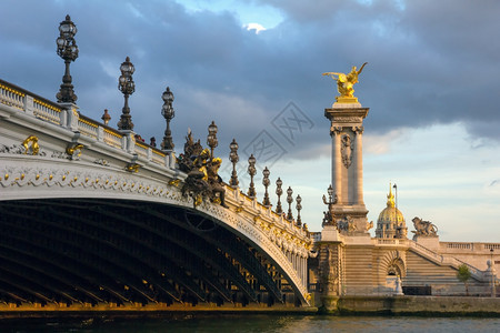 黄昏时亚历山大三世桥上的美丽金雕像和灯笼图片