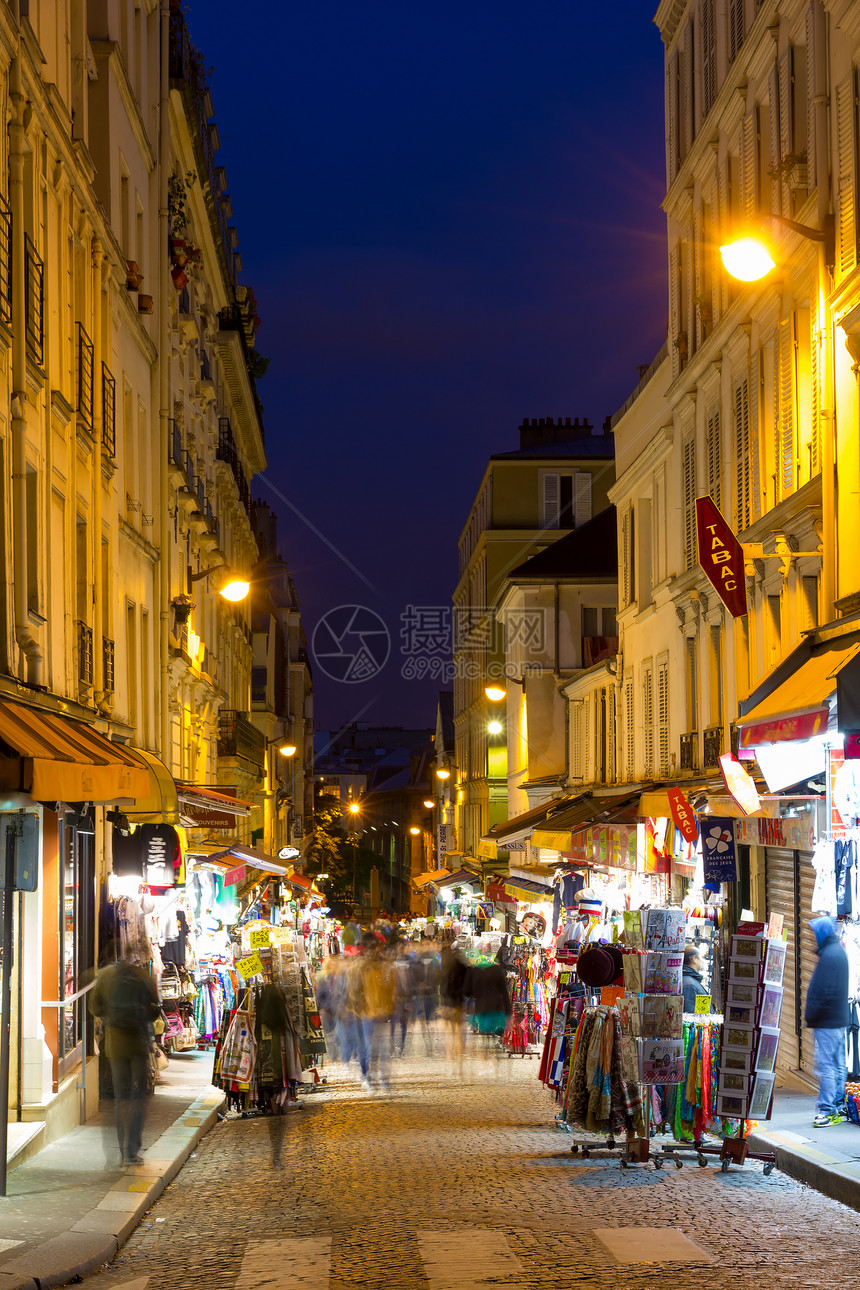 2014年5月日在法国巴黎与游客和人一起逛街蒙特马地区是巴黎最受欢迎的目地之一图片