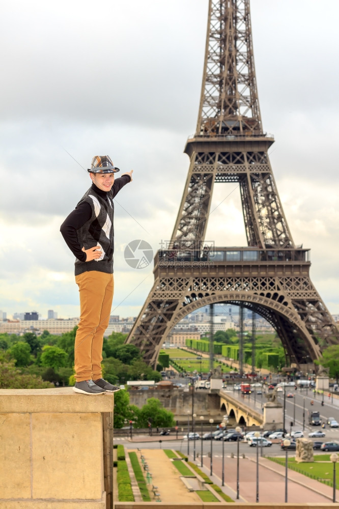 穿着帽子和背心的年轻男子潮人展示法国巴黎埃菲尔塔LaTourEiffel图片