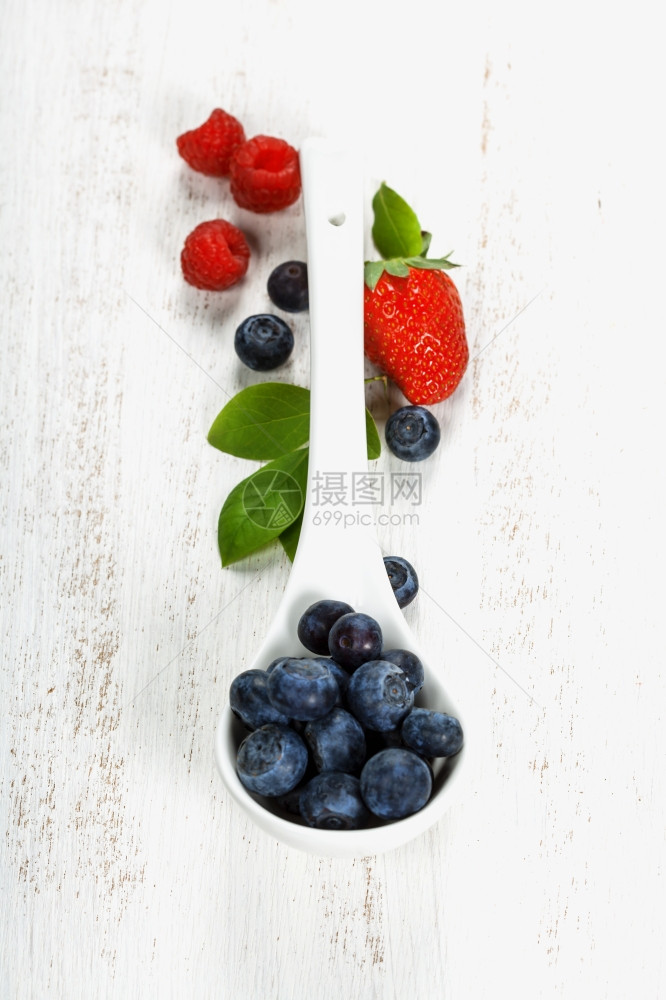 草莓和蓝健康饮食园艺收获概念图片