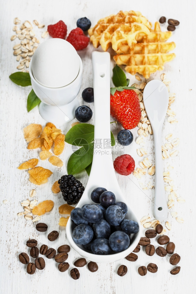健康早餐烟灰片浆果和木制桌上的咖啡图片
